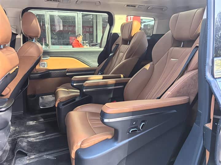 Фото 3 - Hongqi HQ9