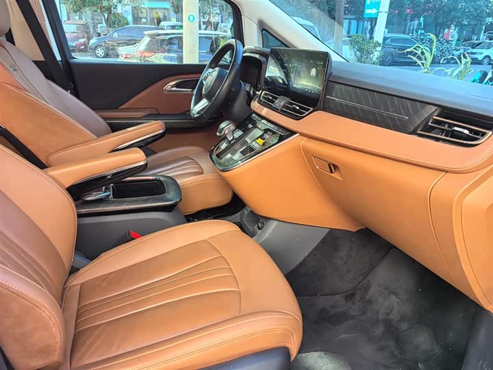 Фото 7 - Hongqi HQ9