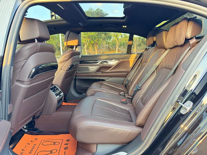 Фото 13 - BMW 7 Series