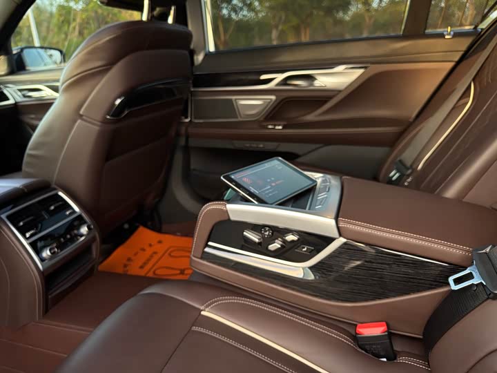 Фото 17 - BMW 7 Series