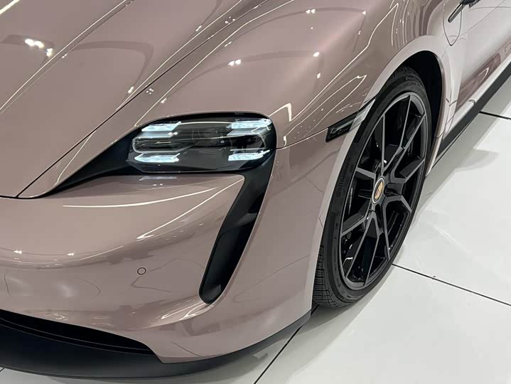 Photo 19 - Porsche Taycan