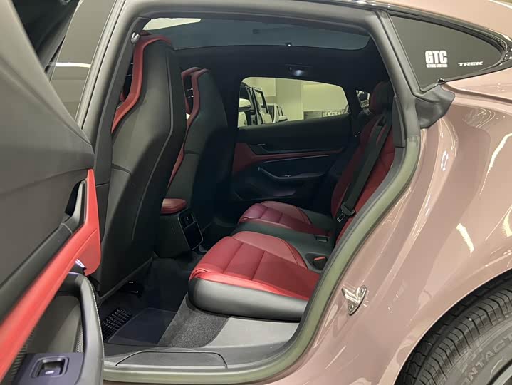 Photo 7 - Porsche Taycan