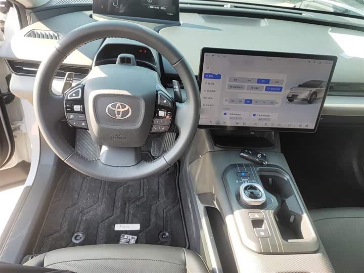 Фото 10 - Toyota bZ5