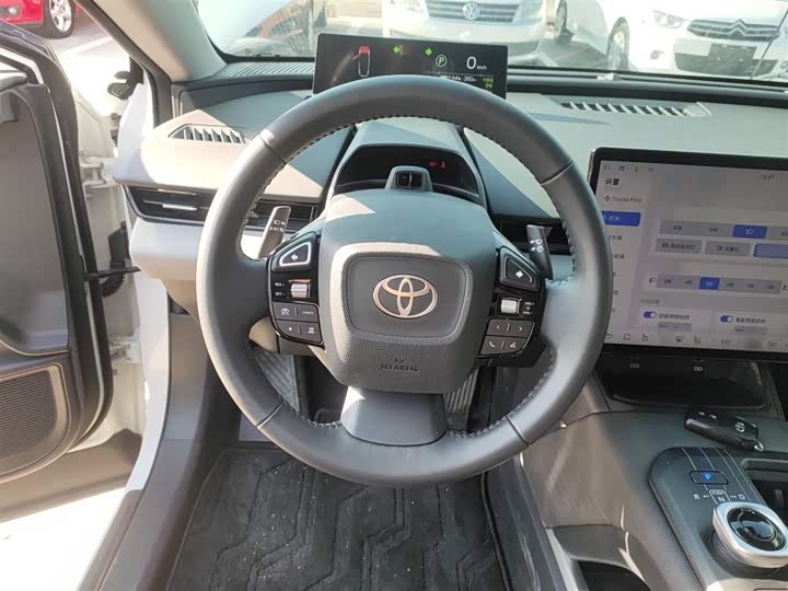 Фото 11 - Toyota bZ5