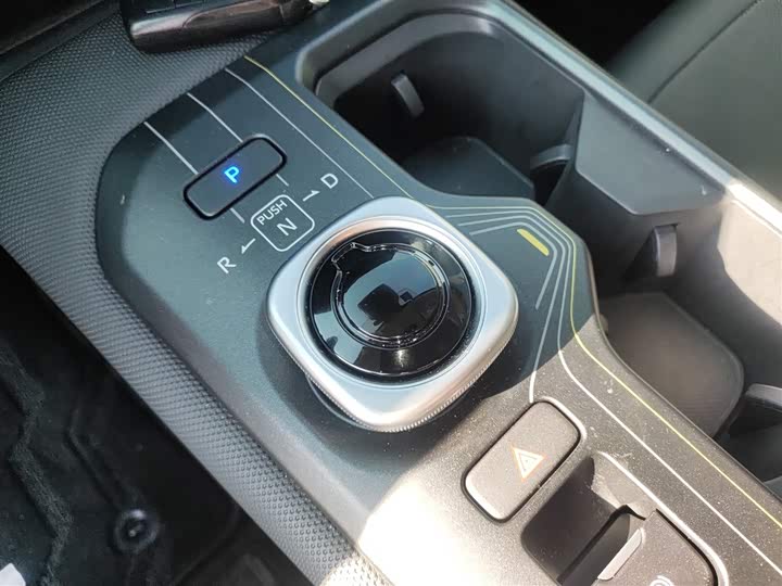 Фото 14 - Toyota bZ5