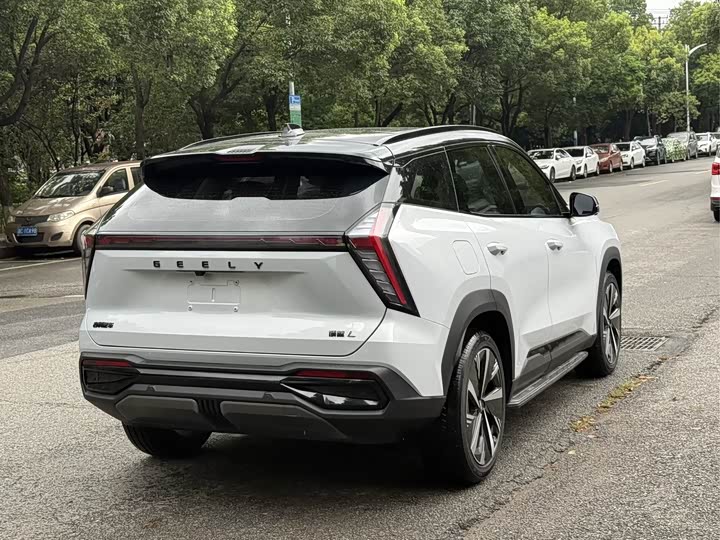 Фото 7 - Geely Atlas L