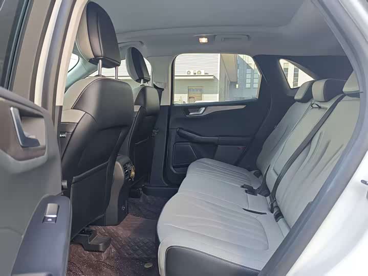 Фото 10 - Ford Escape