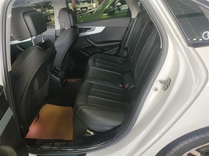 Фото 17 - Audi A4L