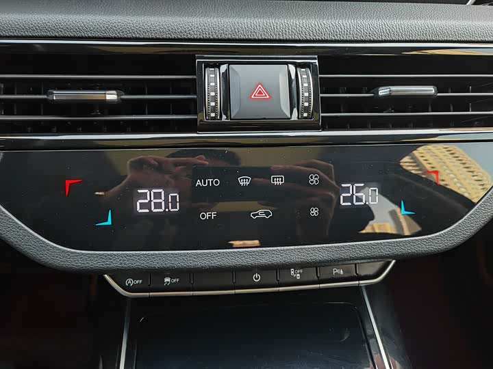 Фото 13 - Hongqi HS5