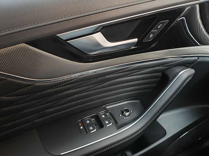 Фото 18 - Hongqi HS5