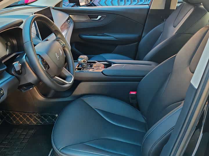 Фото 4 - Hongqi E-QM5