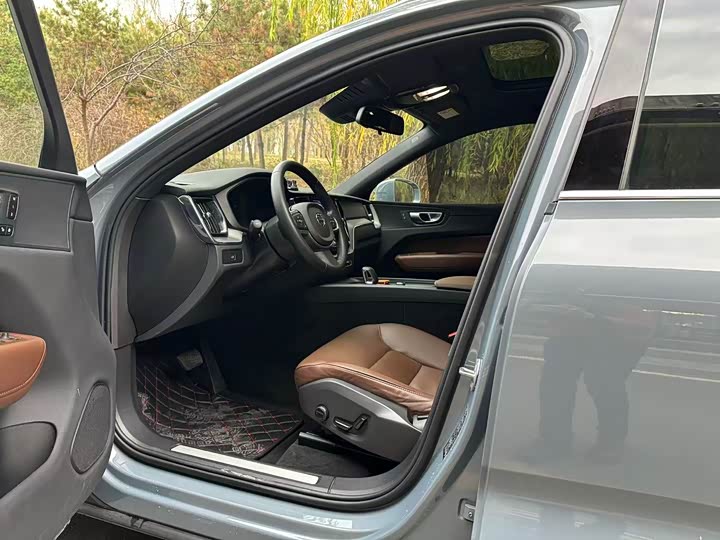 Фото 8 - Volvo XC60