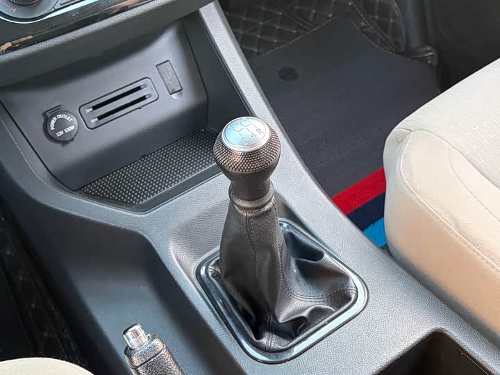 Фото 17 - Dongfeng Forthing Lingzhi M5