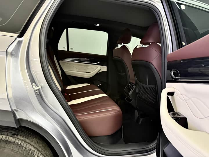 Фото 12 - Geely Monjaro