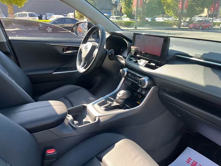 Фото 10 - Toyota RAV4