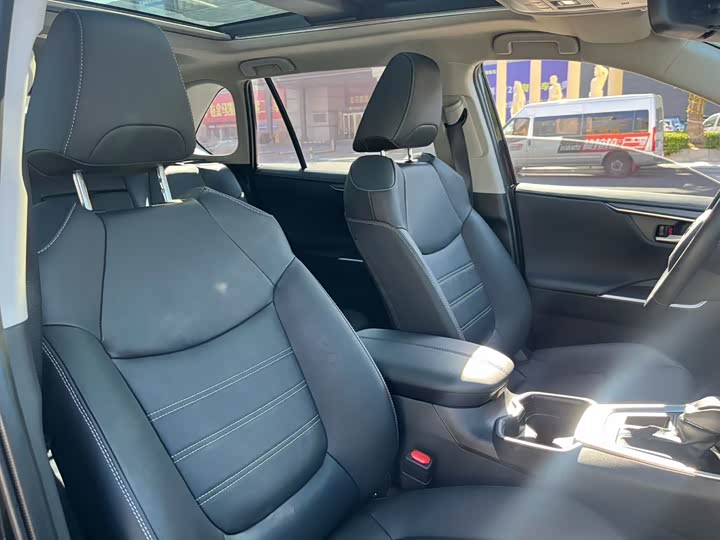 Фото 11 - Toyota RAV4