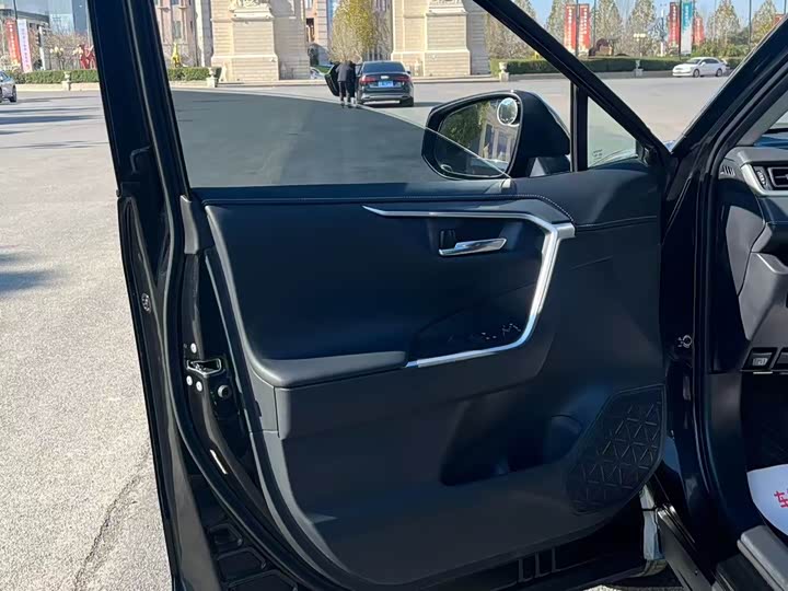 Фото 15 - Toyota RAV4