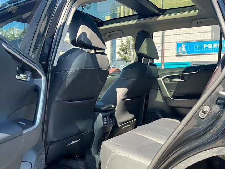 Фото 9 - Toyota RAV4