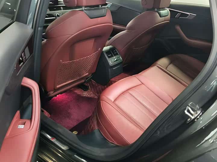 Фото 4 - Audi A4L