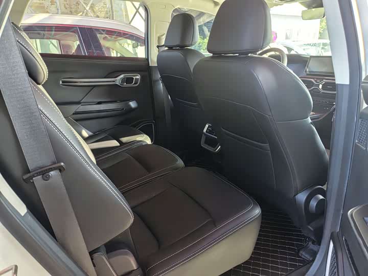 Фото 10 - Geely Okavango