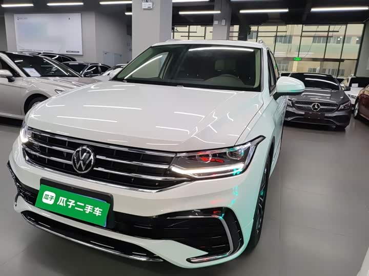 Фото 2 - Volkswagen Tiguan L Pro