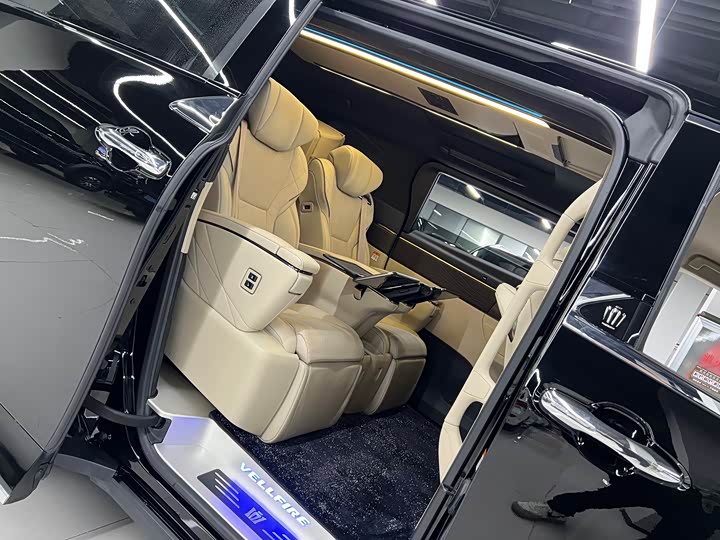 Фото 13 - Toyota Vellfire