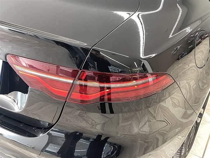 Фото 10 - Jaguar XE L