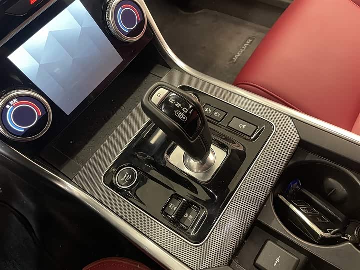 Фото 19 - Jaguar XE L