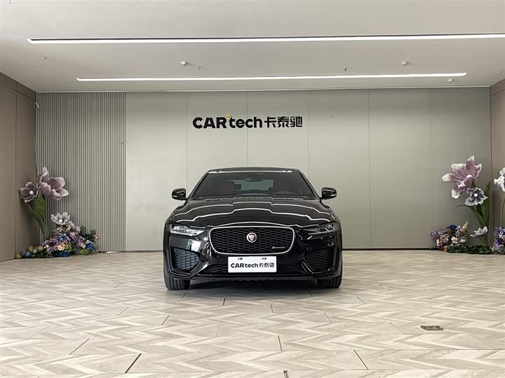 Фото 3 - Jaguar XE L