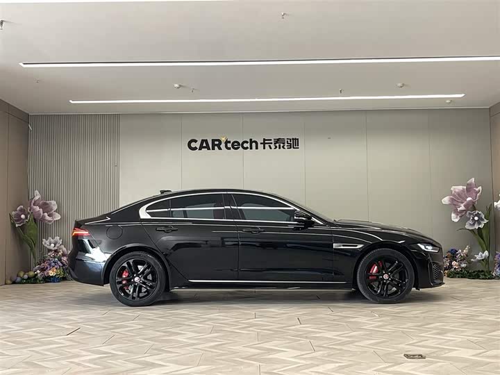 Фото 4 - Jaguar XE L