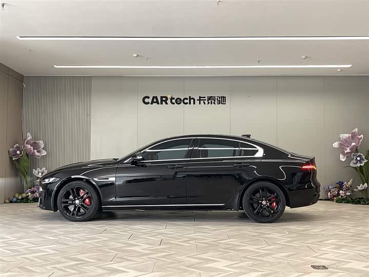 Фото 8 - Jaguar XE L