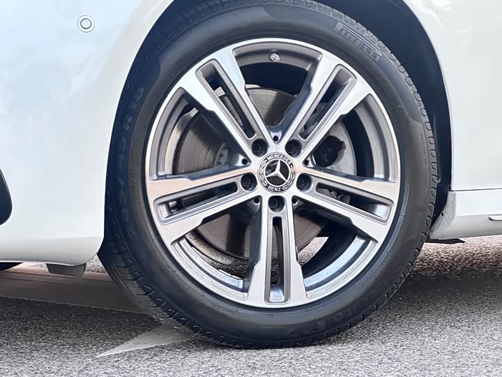 Фото 13 - Mercedes-Benz E-Class