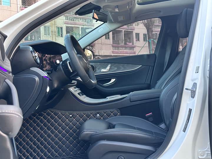 Фото 9 - Mercedes-Benz E-Class