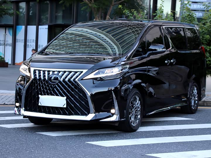 Фото 1 - Lexus LM