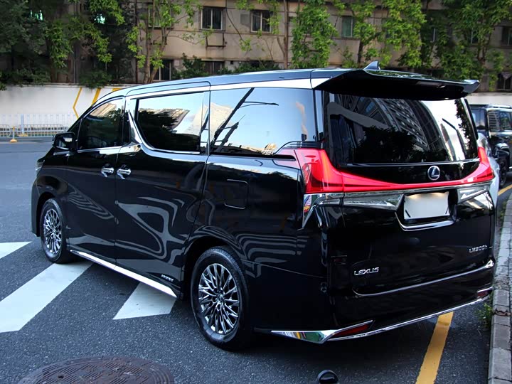 Фото 13 - Lexus LM
