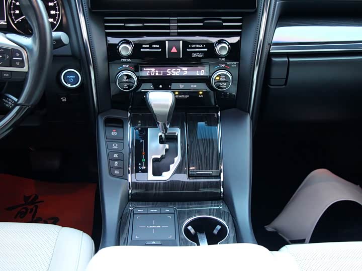 Фото 6 - Lexus LM