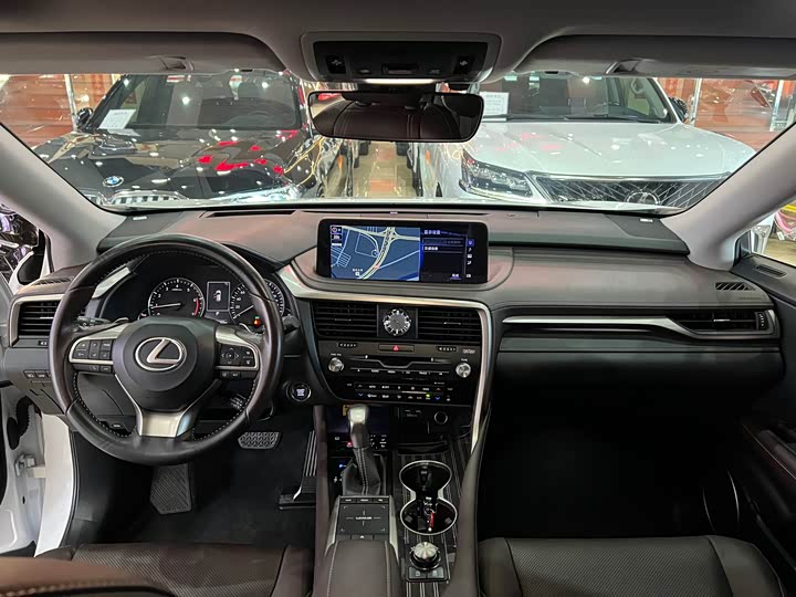 Фото 11 - Lexus RX