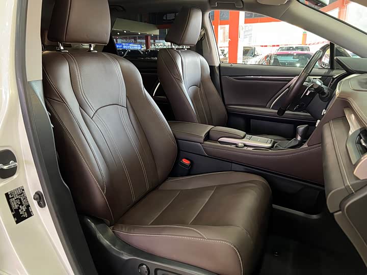 Фото 17 - Lexus RX