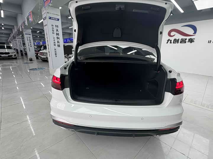 Фото 15 - Audi A4L