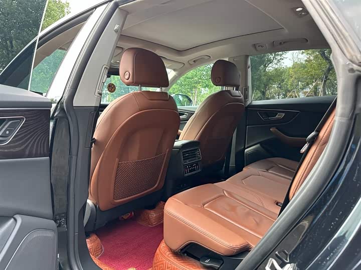 Фото 10 - Audi Q8