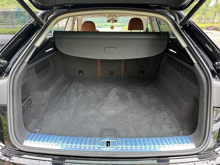 Фото 12 - Audi Q8