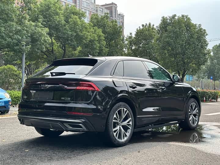 Фото 15 - Audi Q8