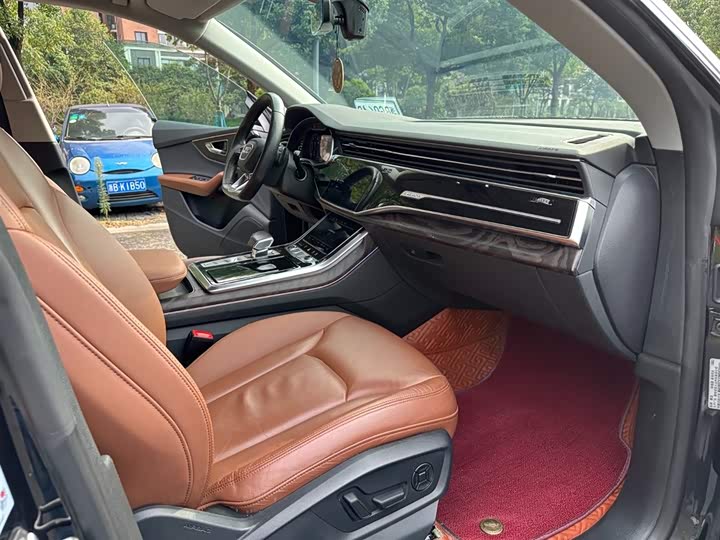 Фото 8 - Audi Q8