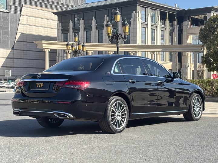 Фото 15 - Mercedes-Benz E-Class