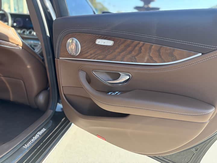 Фото 16 - Mercedes-Benz E-Class