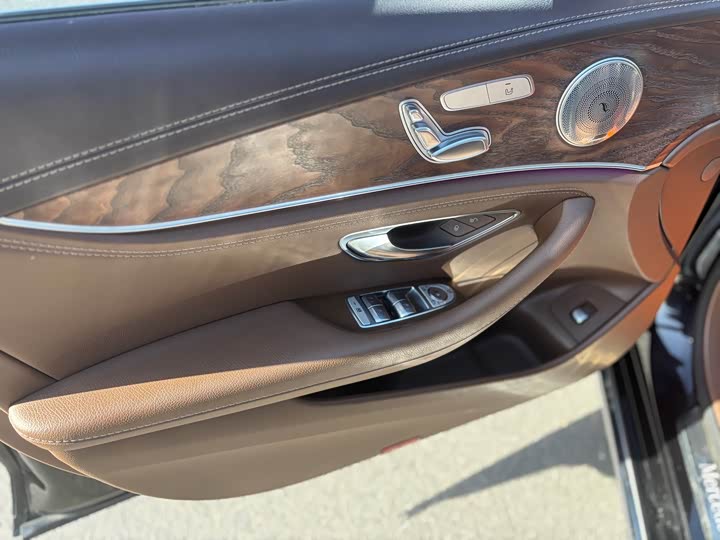 Фото 5 - Mercedes-Benz E-Class