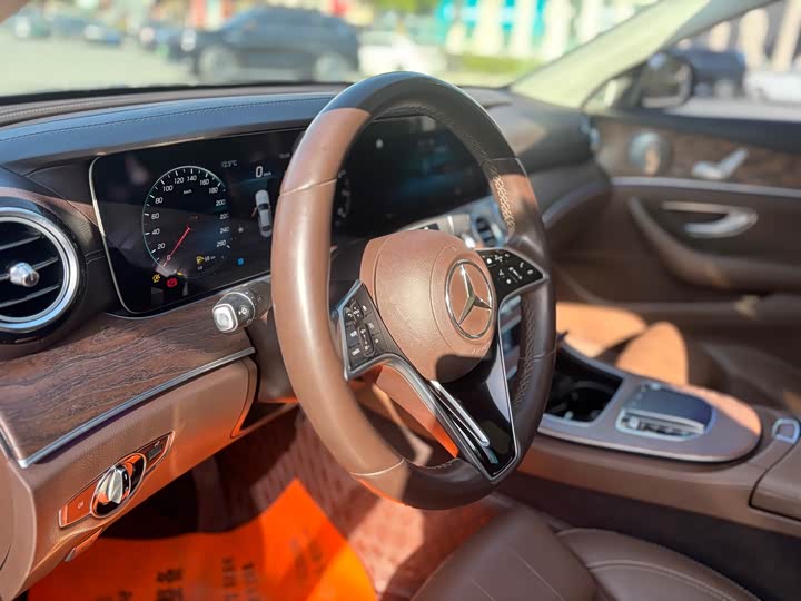 Фото 6 - Mercedes-Benz E-Class