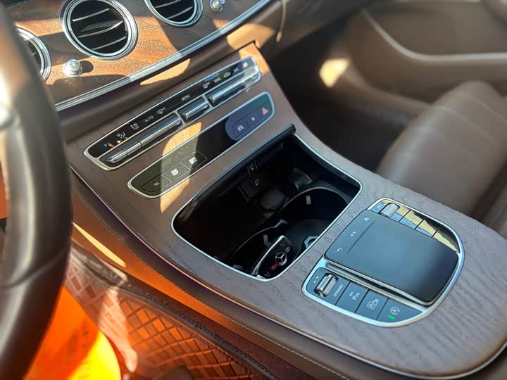 Фото 7 - Mercedes-Benz E-Class