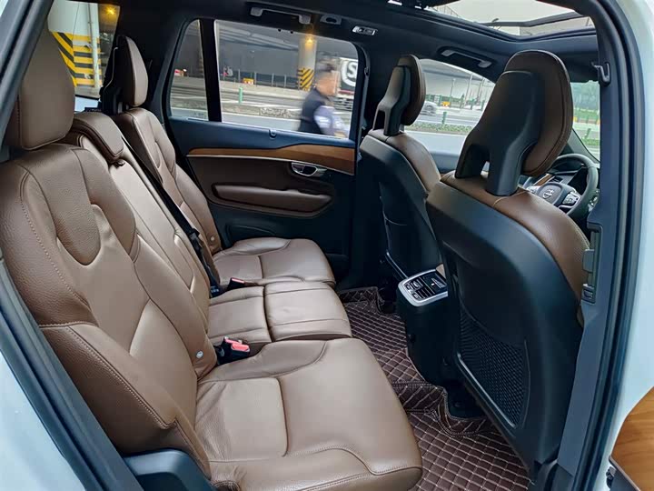 Фото 10 - Volvo XC90