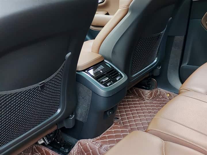 Фото 8 - Volvo XC90